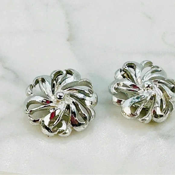 Vintage Clip On Earrings 2 Pair Silver Tone Swirl Flowers & Intricate Le… - Picture 5 of 10